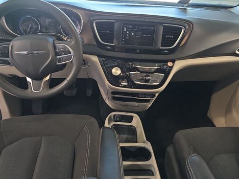 Used 2023 Chrysler Voyager LX FWD image 4