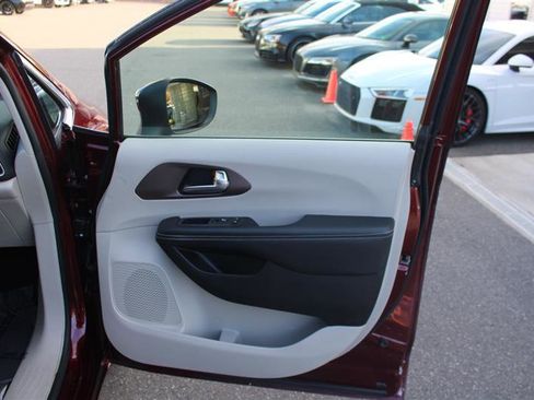 Used 2023 Chrysler Voyager LX image 14