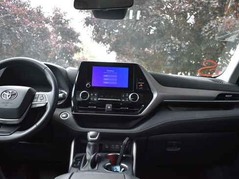 Used 2025 Toyota Highlander LE FWD image 31
