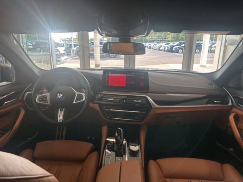 Used 2023 BMW M550i xDrive w/ Dynamic Handling Package image 37