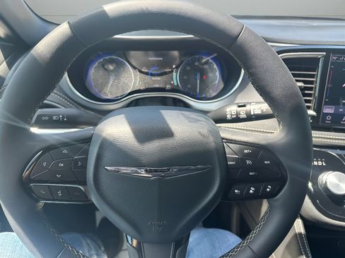 Used 2025 Chrysler Pacifica Limited FWD image 37