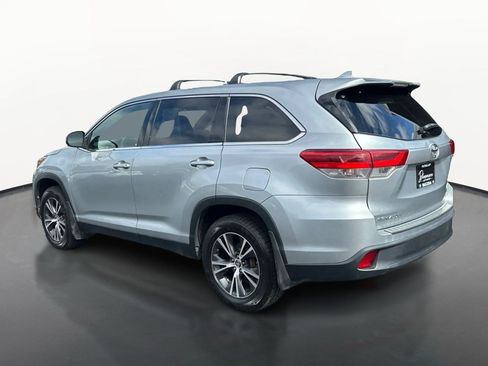 Used 2019 Toyota Highlander LE AWD/4WD image 5