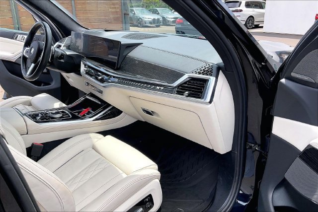 Used 2024 BMW X7 xDrive40i w/ M Sport Package AWD/4WD image 16