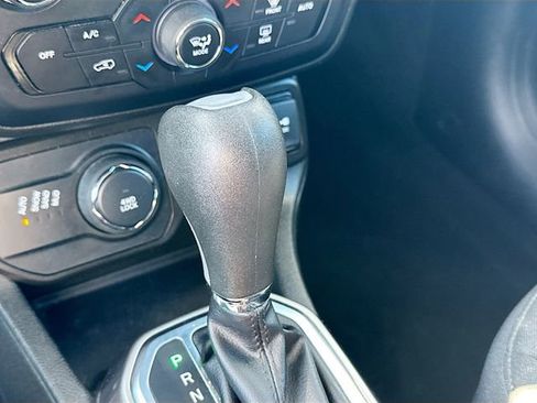 Used 2022 Jeep Renegade Latitude image 17