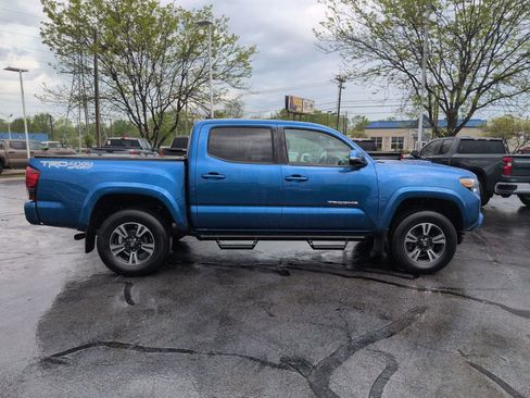 Used 2018 Toyota Tacoma TRD Sport image 6
