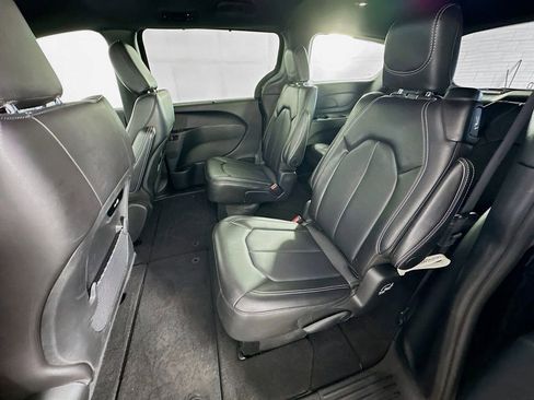 Used 2025 Chrysler Pacifica Select image 31