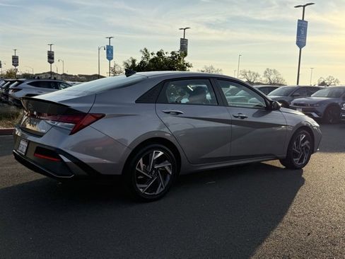 Certified 2025 Hyundai Elantra SEL image 7