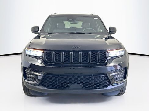Used 2023 Jeep Grand Cherokee Altitude image 2