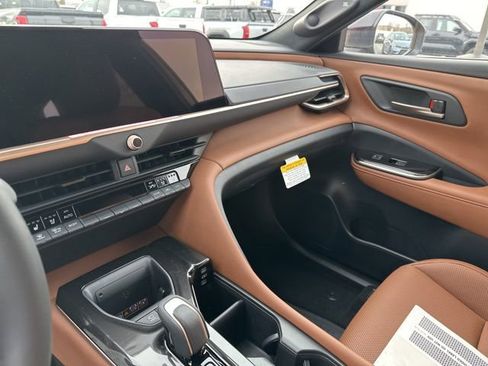 New 2025 Toyota Crown Signia Limited image 10