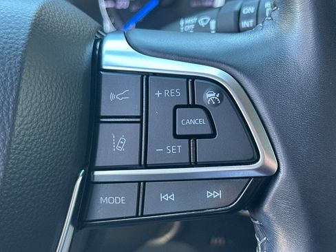 Used 2021 Toyota Highlander LE AWD/4WD image 40