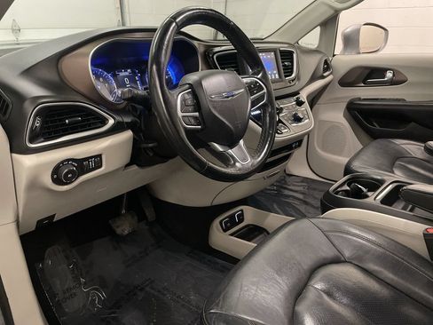 Used 2019 Chrysler Pacifica Touring-L FWD image 4