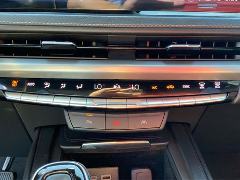 Used 2024 Cadillac XT4 Premium Luxury AWD/4WD image 33