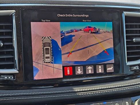 Used 2023 Chrysler Pacifica Touring-L image 11