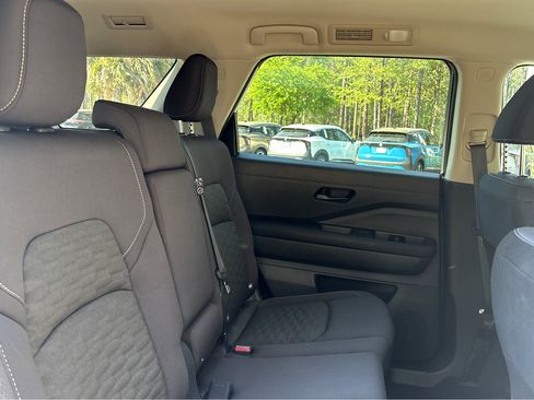 Used 2024 Nissan Pathfinder SV image 13