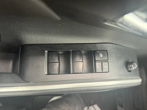 Used 2020 Toyota Highlander XLE AWD/4WD image 31