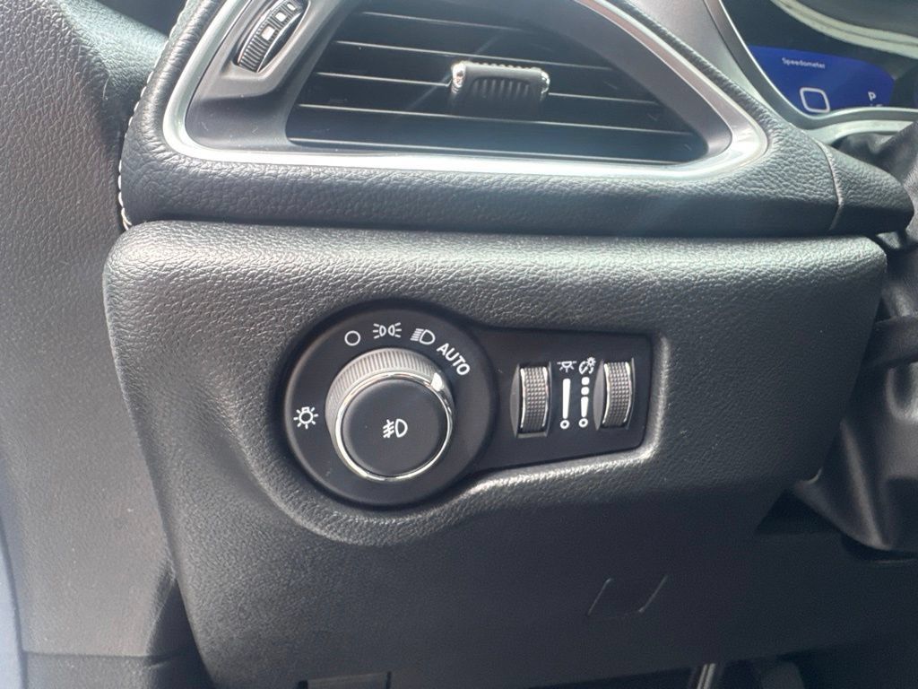 Used 2025 Chrysler Pacifica Limited FWD image 32
