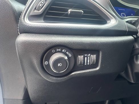 Used 2025 Chrysler Pacifica Limited FWD image 32