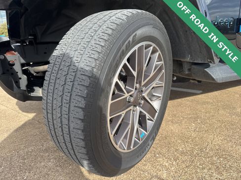 Used 2022 Jeep Wrangler Sahara image 11