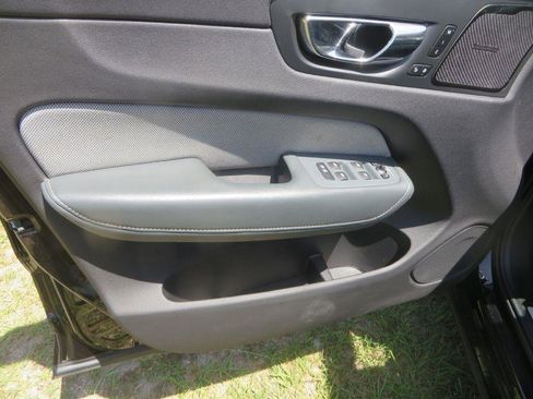 Used 2020 Volvo XC60 T6 R-Design image 11