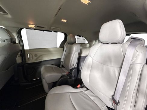 Used 2023 Toyota Sienna Limited FWD image 32