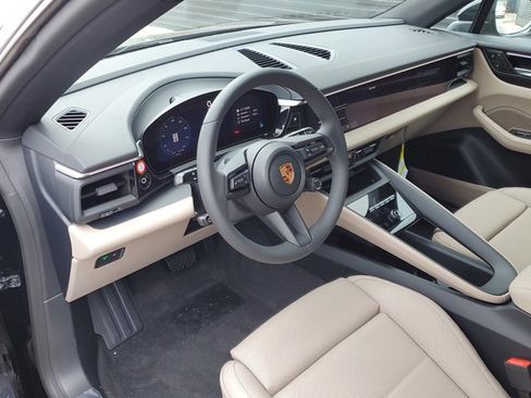 Used 2025 Porsche Macan 4 Electric image 4