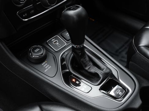 Used 2019 Jeep Cherokee Latitude Plus image 18