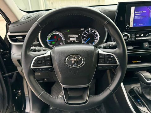 Used 2024 Toyota Highlander XLE AWD/4WD image 27