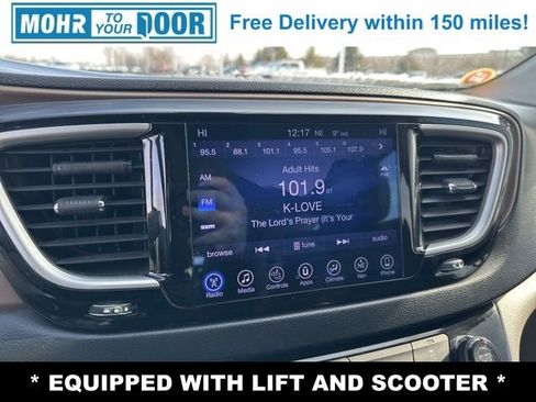 Used 2017 Chrysler Pacifica Touring-L image 16