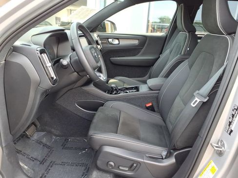Certified 2023 Volvo XC40 B5 Plus w/ Climate Package AWD/4WD image 7
