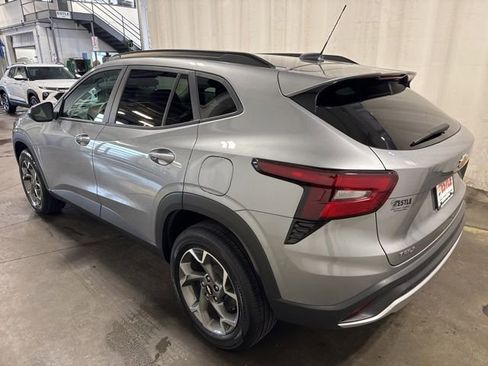 Used 2025 Chevrolet Trax LT w/ LT Convenience Package FWD image 6