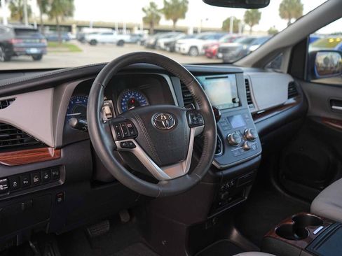 Used 2017 Toyota Sienna Limited Premium FWD image 2