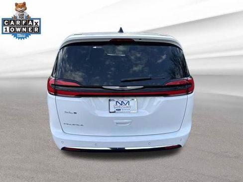 Used 2024 Chrysler Pacifica Touring-L image 6