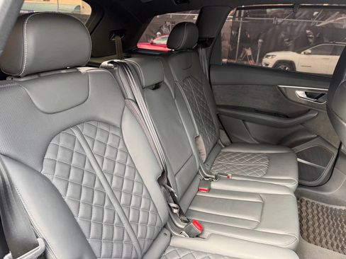 Used 2022 Audi SQ7 Prestige w/ SQ7 Sport Package AWD/4WD image 15