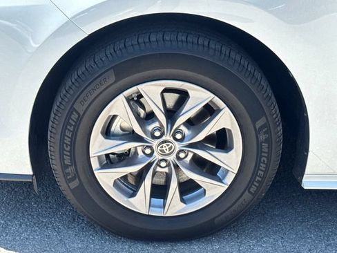 Used 2023 Toyota Sienna XLE FWD image 25