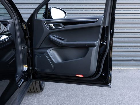 Certified 2026 Porsche Macan image 31