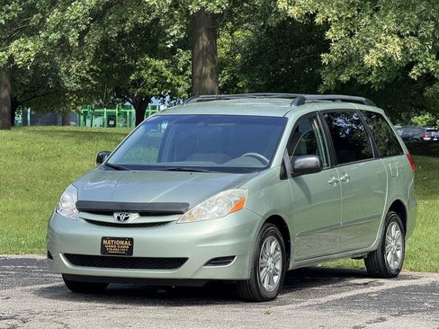 Used 2009 Toyota Sienna LE FWD image 1