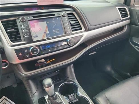 Used 2019 Toyota Highlander XLE image 22