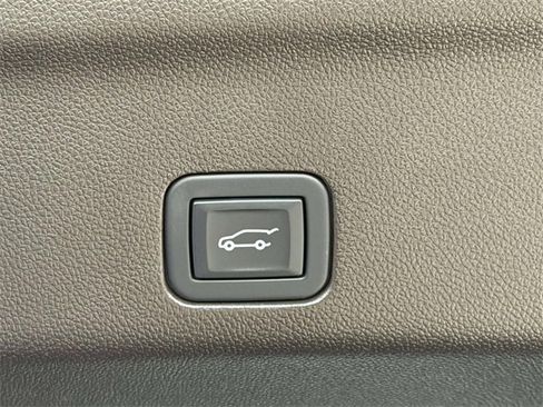 Used 2024 GMC Yukon SLT w/ SLT Luxury Package image 10