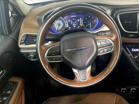 Used 2017 Chrysler Pacifica Limited w/ UConnect Theater Package FWD image 5