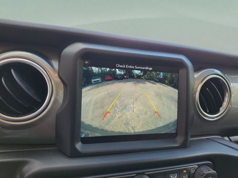 Used 2019 Jeep Wrangler Unlimited Sahara image 28