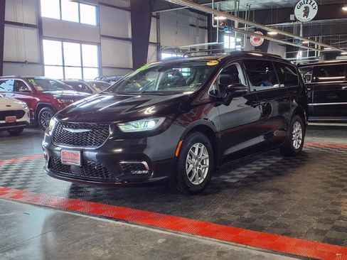 Used 2022 Chrysler Pacifica Touring-L w/ Uconnect Theater Family Group FWD image 3