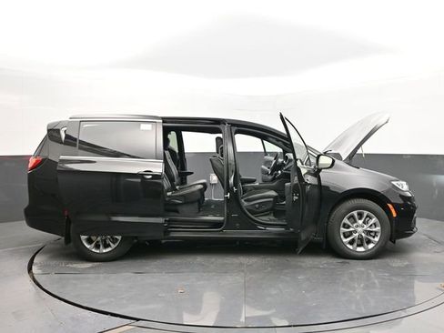 New 2026 Chrysler Pacifica Limited w/ Uconnect Theater Family Group image 63