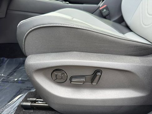 Used 2025 Volkswagen Tiguan SE R-Line FWD image 10
