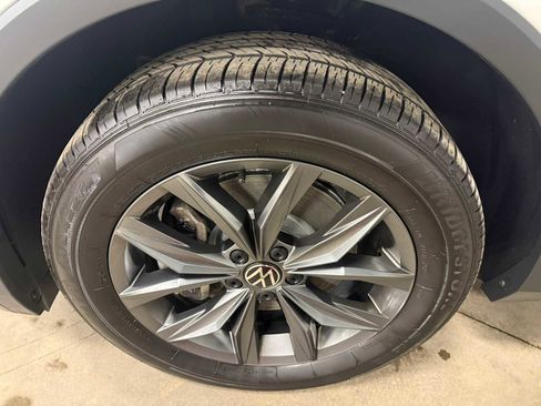 Certified 2024 Volkswagen Tiguan SE AWD/4WD image 8