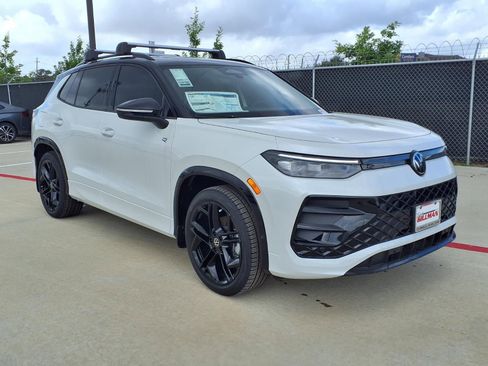 New 2026 Volkswagen Tiguan SE R-Line FWD image 3