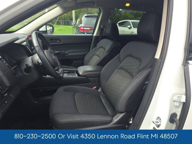 Used 2024 Nissan Pathfinder SV FWD image 11