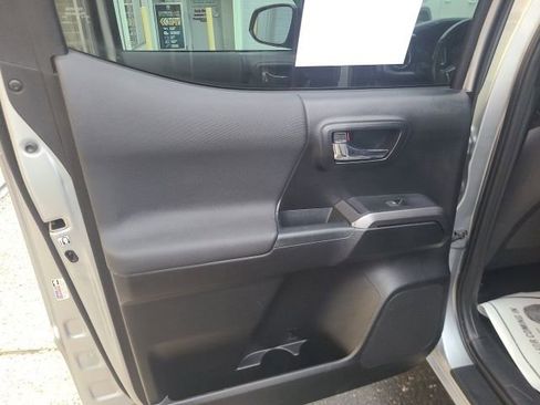 Used 2017 Toyota Tacoma TRD Off-Road image 16