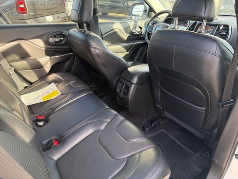 Used 2019 Jeep Cherokee Limited image 25