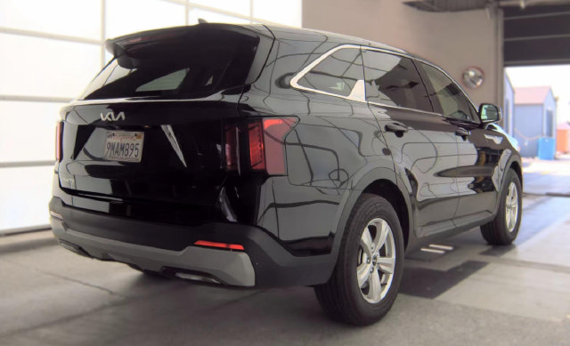 Used 2024 Kia Sorento LX FWD image 3