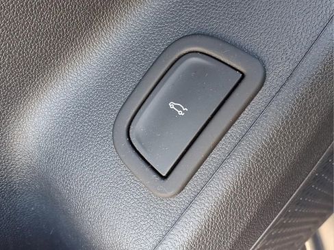 Used 2024 Chevrolet Traverse LT w/ Trailering Package FWD image 17